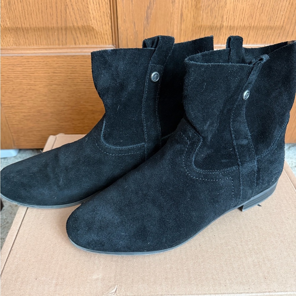 FRYE AND CO. Black Suede Ankle Boots